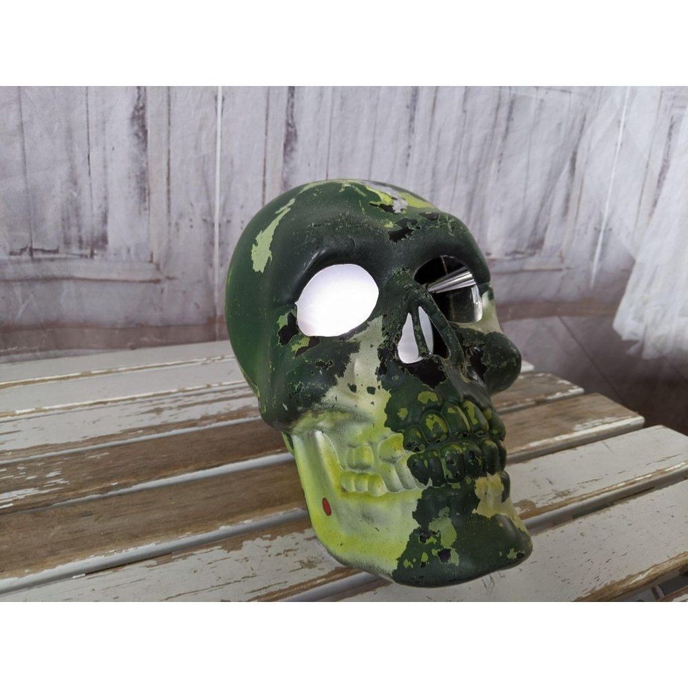 take one strobe skull Halloween decor‎ prop